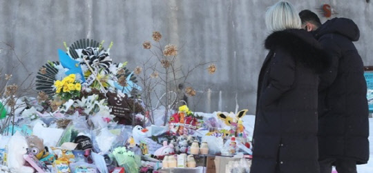 7일 오후 경기도 양평군 하이패밀리 안데르센 공원묘원을 찾은 시민들이 양부모의 학대로 생후 16개월 만에 사망한 정인 양을 추모하고 있다. <연합뉴스>